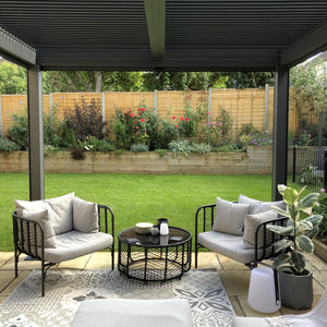 Welcome to our most luxurious pergola. Our Whichford comes fully equipped with four manual blinds, around all sides to perfectly fit our pergolas. The aluminium frame provides a sturdy and rust free design, in addition to this it comes with a manual louvre roof. 